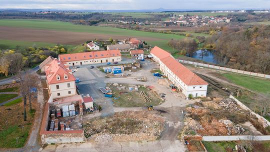 (Luftaufnahme des Klosterkomplexes in Drasty. Bildquelle: Doosan Bobcat EMEA)