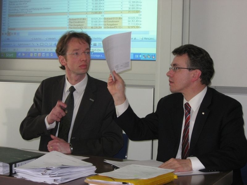 Sie leiteten die Jahresversammlung des Fördererkreises Umformtechnik e.V. bei Allgaier in Uhingen: Dr.-Jürgen Hohnaus, erster Vorsitzender des FKU und Geschäftsbereichsleiter Umformtechnik bei Dieffenbacher GmbH+Co.KG (li) und Prof. Dr.-Ing. Mathias Liewald, Leiter des Institut für Umformtechnik (IFU) der Universität Stuttgart. Bild: Kuhn (Archiv: Vogel Business Media)