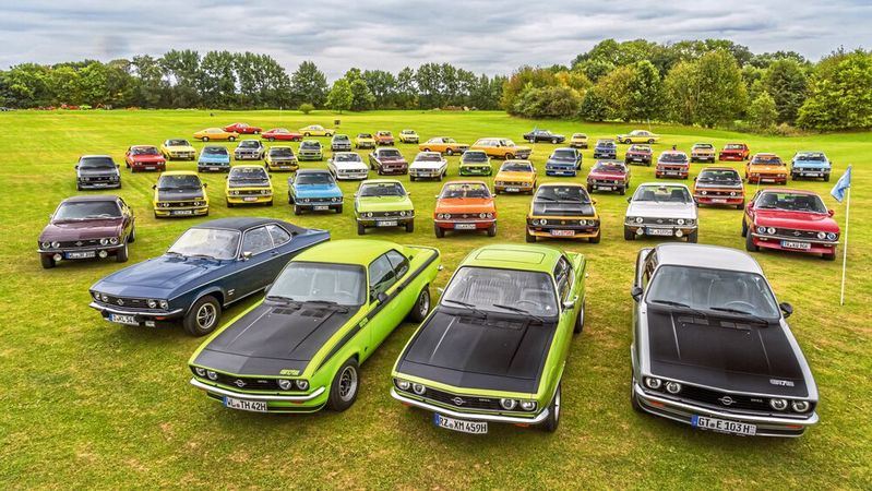 Inklusive Tagesgäste kamen mehr als 50 Opel Manta A zum Maritim Golfpark Ostsee.(Bild:  Opel Automobile GmbH)