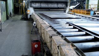 Im Rollenherdofen werden Hochleistungsbleche mit Temperaturen bis zu 1240 °C geglüht. Die Modernisierung der Elektro- und Steuerungstechnik brachte verbesserte Auslastung und Einzelblechprotokollierung. Bild: Thyssen Krupp VDM (Archiv: Vogel Business Media)