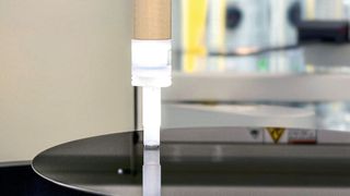 Scanröhrchen mit mitgeführtem Tropfen bei gleichzeitig drehendem Wafer für Oberflächenanalyse. (Bild: Fraunhofer IPMS)