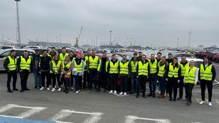Aktuell findet das zwölfte Förderprogramm der Mazda-Junioren statt. Der aktuelle Jahrgang besichtigte kürzlich den Hafen in Antwerpen, wo die Mazda-Neuwagen aus Japan eintreffen. (Bild: Mazda)