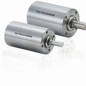 Der große Bruder des neuen DC-Kleinstmotors liefert bei 32 mm Durchmesser und 74 mm Länge ein Dauerdrehmoment von 162 mNm. Mit knapp 320 g bringt er dabei weniger als die Hälfte an Gewicht auf die Waage als herkömmliche Motoren mit vergleichbarem Leistungsvermögen. 