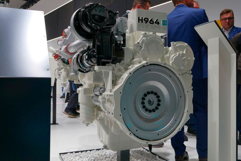Der Liebherr H964 ist ein kompakter 9-Liter-4-Zylinder Wasserstoffmotor und befindet sich noch in der Entwicklung. Der Wasserstoff wird hierbei direkt in den Brennraum eingespritzt. Bis 2025 will Liebherr mit der Serienproduktion von Wasserstoffmotoren starten. (Bild: Sandro Kipar/VCG)
