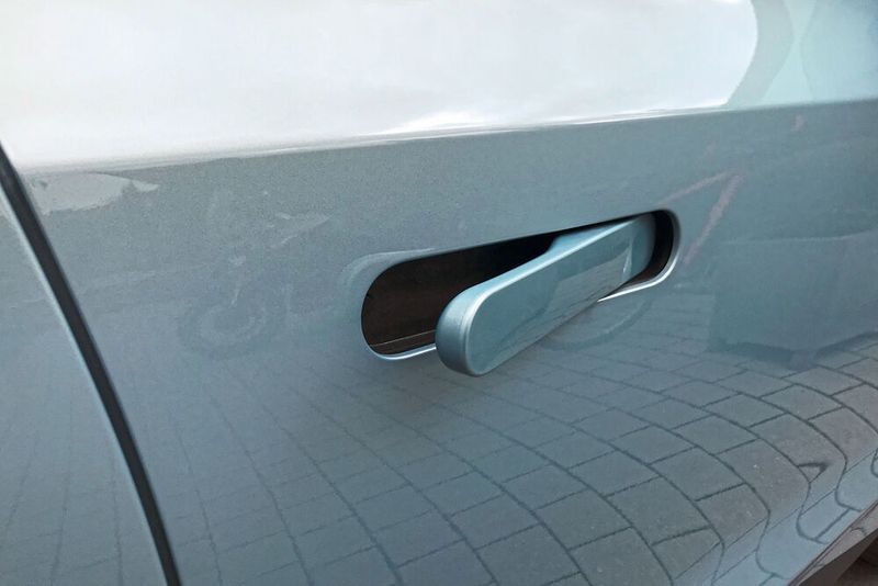 Der Aerodynamik dienen die Türgriffe, dich während der Fahrt bündig im Blech versinken. Der cW-Wert liegt bei 0,29. (Grimm/»kfz-betrieb«)