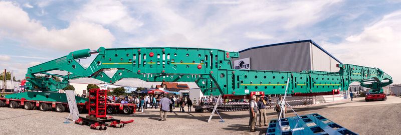 Imposant: 500 t schwere Kombinations-Scherenhubbrücke der Firma Greiner (Bild: Greiner)