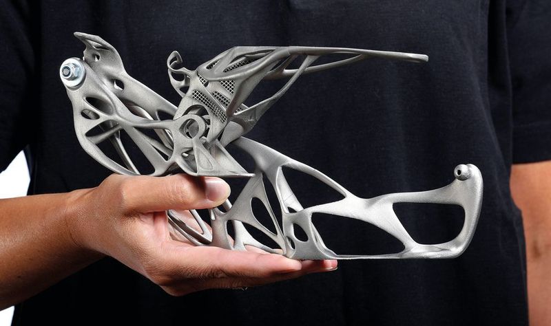 Das von EDAG in Zusammenarbeit mit Voestalpine Addive Manufacturing und mit Simufact Engineering konzeptionierte Light Hinge+ Haubenscharnier nutzt durch ein effizientes software-unterstütztes Engineering die Potentiale des Additive Manufacturing voll aus. (Edag)