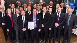 Vertriebschef Jürgen Keller (vorne, 2. v. re.) und Vertriebsvorstand Peter Küspert (vorne, 1. v. re.) beglückwünschten die neuen VLC-Mitglieder – zum Vergrößern bitte klicken. (Foto: Opel)