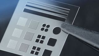 Mit dem SLE-Verfahren (Selective Laser Etching) wurden Löcher in Dünnglas hergestellt, die besonders glatte Kanten aufweisen. (Fraunhofer ILT, Aachen)