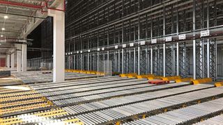 Hochregallager mit Lastausschleusstellen und Schwerkraftrollenbahnen (Bild: TÜV SÜD)