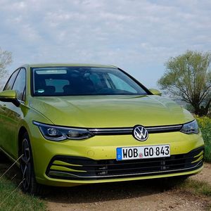 Eine schmale Chromspange über die gesamte Fahrzeugbreite akzentuiert die Front des Golf VIII.(Bild:  Rosenow/»kfz-betrieb«)