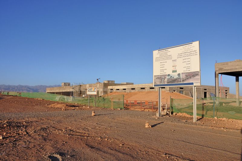 In Ouarzazate haben die Arbeiten am größten Solarkraftwerkskomplex der Welt begonnen. Zunächst wird ein Kühlwasserspeicher gebaut. (Bild: Isenburg)