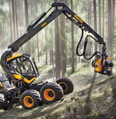 Red Dot Award 2015 - Forstmaschine Ponsse Scorpion von Ponsse: In der Forstwirtschaft, die sich an enge Vorgaben halten muss und an der Maxime der Effektivität gemessen wird, spielt auch die Wirtschaftlichkeit der Forstmaschinen eine zentrale Rolle. Der Ponsse Scorpion wurde konzipiert mit der Zielsetzung, Anforderungen wie Benutzerfreundlichkeit, Produktivität und Sicherheit gleichermaßen zu erfüllen. Als Flaggschiff einer neuen Art von Forstmaschinen beeindruckt er durch eine Gestaltung, die alle für eine solche Maschine nötigen Elemente in einer harmonischen Formensprache vereint. Gut gelöst ist auch die Produktgrafik dieses Harvesters, da sie eine markante Signalwirkung im Wald erreicht und zugleich einen hohen Wiedererkennungswert schafft. Eine Innovation im Bereich der Forstmaschinen ist darüber hinaus die Positionierung des Fahrers. Die neu interpretierte Fahrerkabine erlaubt ihm eine uneingeschränkte Rundumsicht auf sein gesamtes Arbeitsumfeld. Dies erhöht die Sicherheit, wobei er überaus komfortabel agieren und die Bedienelemente intuitiv steuern kann. Da der Scorpion zudem über eine hervorragende Fahr- und Standstabilität sowie einen nur minimalen Bodendruck verfügt, ermöglicht er eine maximierte Produktivität mit Rücksicht auf die Umwelt und die ergonomischen Bedürfnisse des Fahrers. Der Gestaltung gelingt es daher eindrucksvoll, einer derartigen Maschine eine neue Formensprache und Funktionalität zu verleihen. Auch durch ihre Nutzerfreundlichkeit werden neue Standards für die Zukunft definiert.  (Bild: Red Dot)