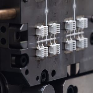 Diese Stecker für eine Automotive-Anwendung werden auf der Fakuma am Stand von Engel gespritzt. Pro Stunde fallen aus dem Werkzeugsystem über 55.000 Bauteile heraus. (Bild: Engel)