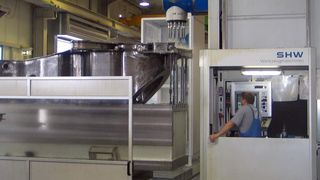 Auf einer Fahrständer-Fräsmaschine werden die 24 Bohrungen M 16 x 1,5 pro Lager von Betonpumpen-Unterbaugehäusen mit einem Dreifach-Mehrspindelkopf in zwei Schritten mit je zwölf Werkzeugen vorgebohrt – für Zugang, Kernloch und das Gewindeschneiden. (Archiv: Vogel Business Media)