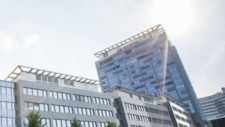 Die neue Materialien ermöglichen die Herstellung dünner und biegsamer Energiespeicher.    (Lina Nikelowski/Evonik)