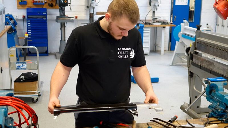 Jascha Alexander Andrews (Karosserieinstandhaltungstechnik) beim Formvergleich des nachzufertigen Segments. (Bild: Dominsky – VCG)