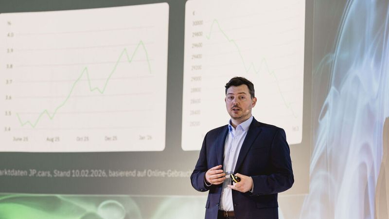 Patrick Waringer, Director of Sales and Business Development für Deutschland bei JP.cars, zeigte anhand der Fallstudie Auto Mattern, wie kontinuierliche, datenbasierte Preisanpassungen zu schnellerem Abverkauf, stabileren Margen und einem Wachstum von 20 Prozent im Gebrauchtwagengeschäft geführt hat. (Bild: Stefan Bausewein)
