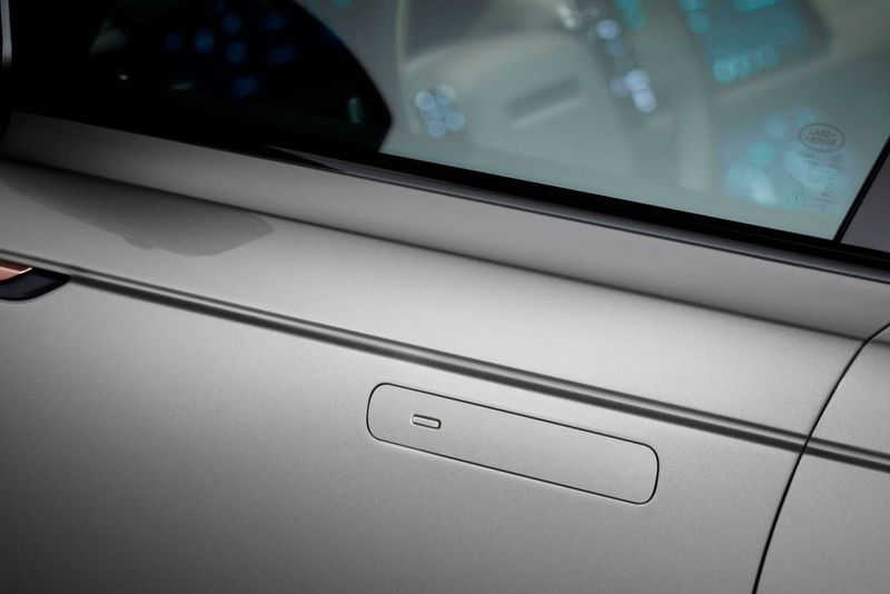 Eines der auffälligsten Designmerkmale des Velar sind die versenkten Türgriffe.  (Jaguar Land Rover)