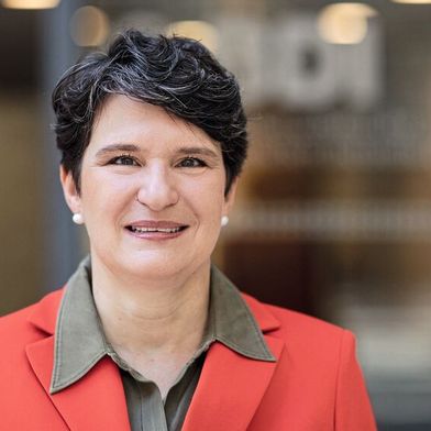 Von der Regierung braucht es Entscheidungen, die Unternehmen mehr Wachstumsdynamik ermöglichen: Planungsverfahren beschleunigen, Bürokratie abbauen, Steuern und Abgaben senken, fordert Tanja Gönner, Hauptgeschäftsführerin des BDI.  (Bild: BDI)