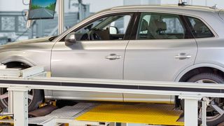 Im Bereich der Fahrzeug-Prüftechnik hat Dürr Assembly Products zwei Prüfstände vorgestellt: Der Prüfstand „x-road curve“ übernimmt klassische Aufgaben wie die Prüfung von Bremsen, Getriebe und ABS.  (Dürr)