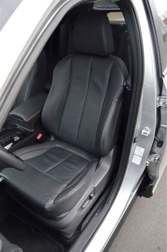 Auf den Sitzen lässt es sich auch bei langen Fahrten aushalten.  (Bild: Schreiner/»kfz-betrieb«)