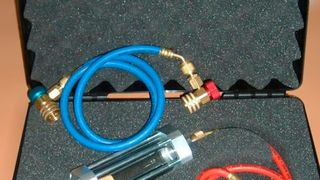 Mit dem Klimaglas AC 600 von BG Heinzer lassen sich Verunreinigungen in Klimaanlagen mühelos erkennen. (Foto: BG)