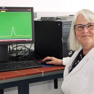 Teamleiterin Prof. Dr. Birgitta Wöhrl bei der Analyse eines Messergebnisses. Die Kurve zeigt die UV-Absorption der aufgetrennten Proteine an.(Bild:  Christian Wißler)