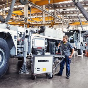 Schraubstellenbezogene Prüfung am Liebherr LTM 1450-8.1.