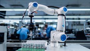Bei der Eektron Systeme und Komponenten GmbH übernimmt ein D-Bot von Delta Electronics die Fertigung einer Bauteilgruppe über Nacht. (Bild: Bild Delta Electronics)