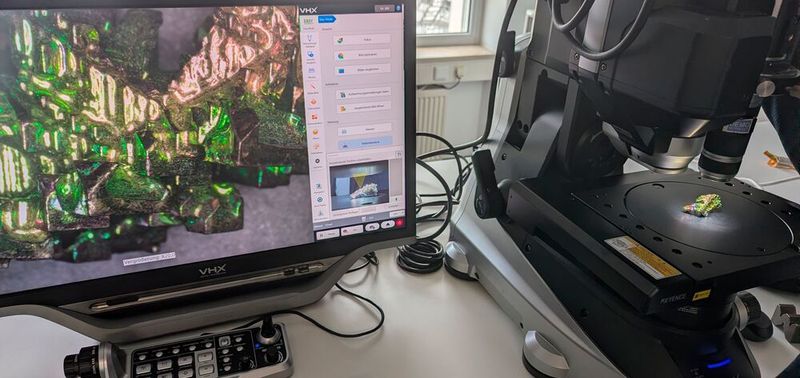 Mikroskopie-Demo in der LABORPRAXIS-Redaktion. Keyence war bei der Vogel Communications Group in Würzburg zu Besuch und hat gleich ein komplettes Digitalmikroskop samt Bildschirm mitgebracht. In so einem Termin kann man gemeinsam die Funktionen des Gerätes testen und direkt erste eigene Proben untersuchen. Hier liegt beispielsweise ein Bismut-Kristall auf dem Probentisch.(Bild:  VCG – Lüttmann)