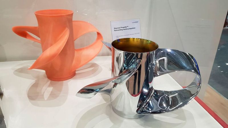 Voxeljet zeigte auch ein aus PMMA (Polymethylmethacrylat) gefertigtes Feingussmodell (links)  eines Schiffspropellers. Sein Design ist 3D-Druck-optimiert. Der nur so zu produzierende Propeller (rechts) verspricht, deutlich effizienter zu sein und gleichzeitig mehr Schub zu leisten. Er erzeugt weniger Vibrationen und ist dadurch deutlich geräuschärmer.  (Bild: D.Quitter / VCG)