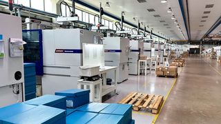 Nur ein kleiner Einblick in die Produktionshalle von Thomriss. Insgesamt sorgen heute 44 Smartpower-Spritzgießmaschinen von Wittmann für Produktivität und Qualität. Und das alles mit Blick auf möglichst wenig Energieaufwand und Kreislaufwirtschaft. (Bild: Wittmann Group)