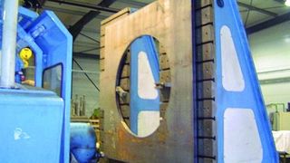 Bild 1: Fräsen einer Grundplatte aus dem Werkstoff 1.1730. Parameter: Drehzahl 680 min–1, Schnittgeschwindigkeit 214 m/min, Vorschub 2000 mm/min, Zeitspanvolumen 240 cm3/min, Standzeit des Fräsers 90 min. (Archiv: Vogel Business Media)