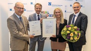 Blumen und Urkunden für die Absolventin (v. l.): Dr. Thomas Grünewald, Präsident der Hochschule Niederrhein, Andreas Ehlert, Präsident der HWK Düsseldorf, Lina Höttges und Prof. Dr. Siegfried Kirsch, Dekan an der Hochschule Niederrhein. (Bild: Hochschule Niederrhein/Lammertz)