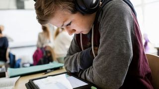 Ob PC, Notebook oder Laptop – für Schüler zählt die reibungslose digitale Lernerfahrung.  (GettyImages–Maskot/ VMware)