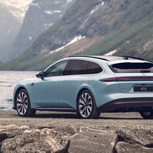 Ein Dachspoiler und ein durchgezogenes Leuchtenband gehören bei Nio immer dazu.(Bild:  Nio)