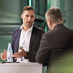 Marketingleiter Christian Rauen berichtete im Gespräch mit Martin Achter, Ressortleiter Management & Handel bei »kfz-betrieb«, wie Tölke & Fischer KI-Tools einsetzt. (Bild: Stefan Bausewein)