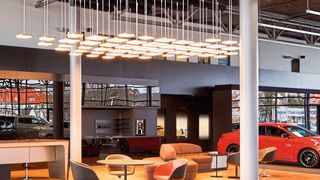 Die großen Mercedes-Benz-Autohausgruppen investieren aktuell Millionenbeträge, um die neue Hersteller-CI umzusetzen. (Bild: Rosier)