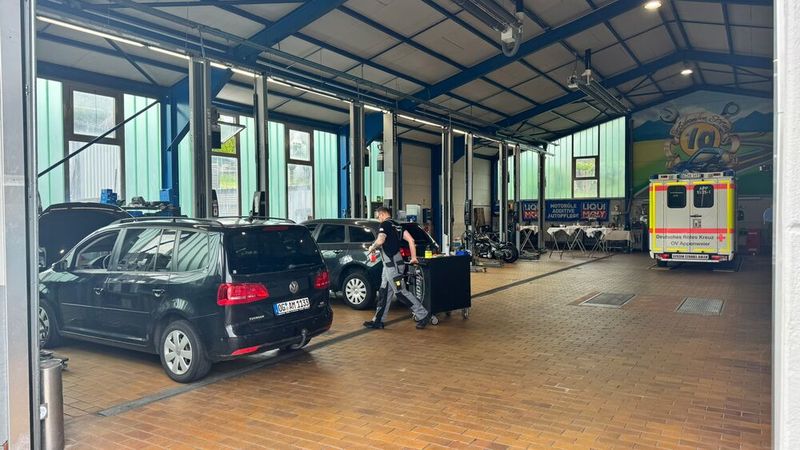 Aus der technischen Expertise bei Fahrzeugumbauten entstand ein weiteres Geschäftsfeld und Herzensthema: Reha-Umbauten für Menschen mit Behinderung. „Wir helfen Menschen, nach einem Schlaganfall oder Unfall wieder mobil zu werden“, erklärt Steffen. Bis zu 25 solcher Umbauten macht die Werkstatt pro Jahr. Die Technik ist hochkomplex: Handbedienungen für Gas und Bremse, Bedienung für Blinker und Scheibenwischer über einen Hebel, Einstiegshilfen für Rollstühle. „Es gibt selten passgenau verfügbare Kits, man muss alles selber schweißen und bauen“, beschreibt Steffen die Herausforderung. (Bild: Schreiner – VCG)