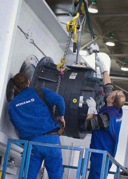 Schuler-Mitarbeiter montieren im Göppinger Werk einen Servomotor an eine Presse. (Bild: Schuler)