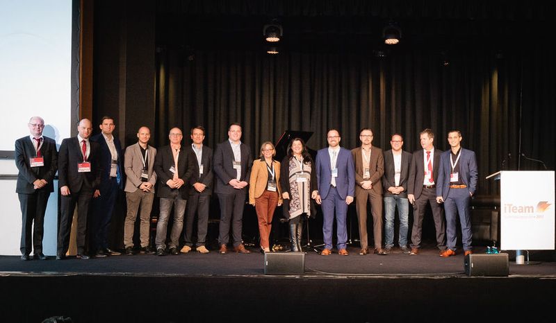 Vorstellung des Kompetenzteams Infrastruktur bestehend aus ALSO/APC, Axis, Buffalo, Delta, D-Link, HPE, Lancom, Lenovo, Samsung, Qnap (v. l.): Adam Janetzki (SYNAXON AG), Daniel Thiele (SYNAXON AG), Karsten Voigt (Samsung), Michel Hamacher (QNAP), Michael Bonikowski (D-Link), Björn Kaun (Lenovo), Peter Kaufmann (Lancom), Astrid Hennevogl-Kaulhausen (Delta Energy Systems), Katja Schraml (Buffalo), Uwe Hildebrand (HPE), Thorsten Grimm (Axis), Stefan Knerrich (APC), Torsten Struß und Miguel Rodriguez (SYNAXON AG) (Astrid Piethan)