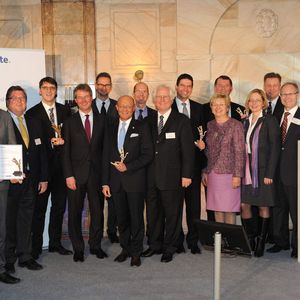 Die Preisträger und Jurymitglieder des diesjährigen axia Awards. 