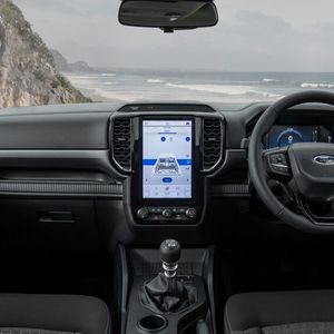 Auf Wunsch gibt es das Infotainmentsystem mit einem hochformatigen Touchscreen und digitalen Instrumenten.(Bild:  Sattaphan Kantha/Ford)