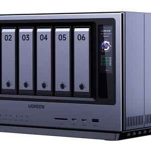 Im Ugreen NASync iDX6011 Pro kann der Arrow-Lake-Prozessor auf 64 GB LPDDR5X-Arbeitsspeicher zugreifen. Der Massenspeicher kann mit sechs 3,5-Zoll-HDDs und zwei M.2-SSDs auf bis zu 196 TB ausgebaut werden.(Bild:  Ugreen)