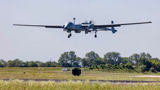 Fliegende Aufrüstung. Erst vor etwas über einem Jahr führte die Bundeswehr die bewaffnete Aufklärungsdrohne German Heron TP ein. Doch schon jetzt fordert die Bundeswirtschaftsministerin Katherina Reiche den Ausbau und die Stärkung der Drohnenfertigung in Deutschland ... (Bild: dpa)