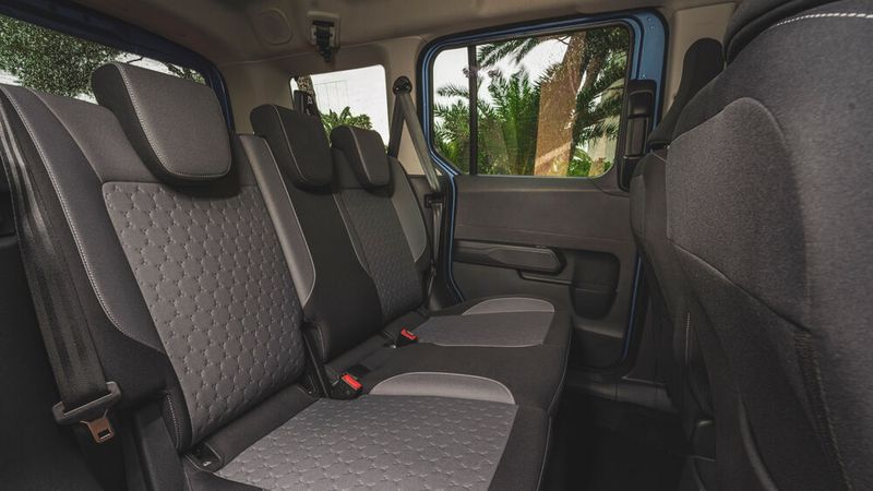 Im Fond des neuen Tourneo Courier haben drei Erwachsene ordentlich Platz. (Bild: Ford)