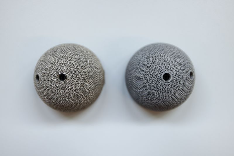 21: Das fertige Hüftimplantat Gereinigt, sterilisiert und verpackt wäre das linke Implantat nun bereit für die Verwendung als Hüftpfanne im OP (rechts: vor der Reinigung). (Nicolas Zonvi (für Swiss m4m Center))