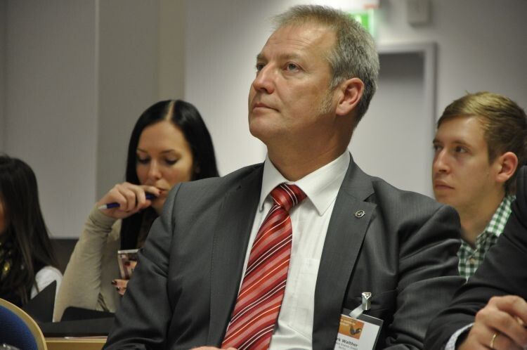 Dirk Walther (Autohaus Kramm) lauschte den Ausführungen seines Branchenkollegen. (Foto: Richter)