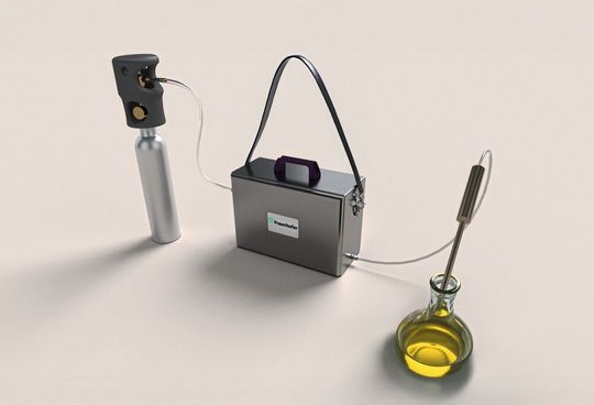 Fraunhofer Forscher entwickeln ein mobiles Messsystem zur schnellen Authentizitätsprüfung von Olivenöl.(Bild:  Fraunhofer IVV)